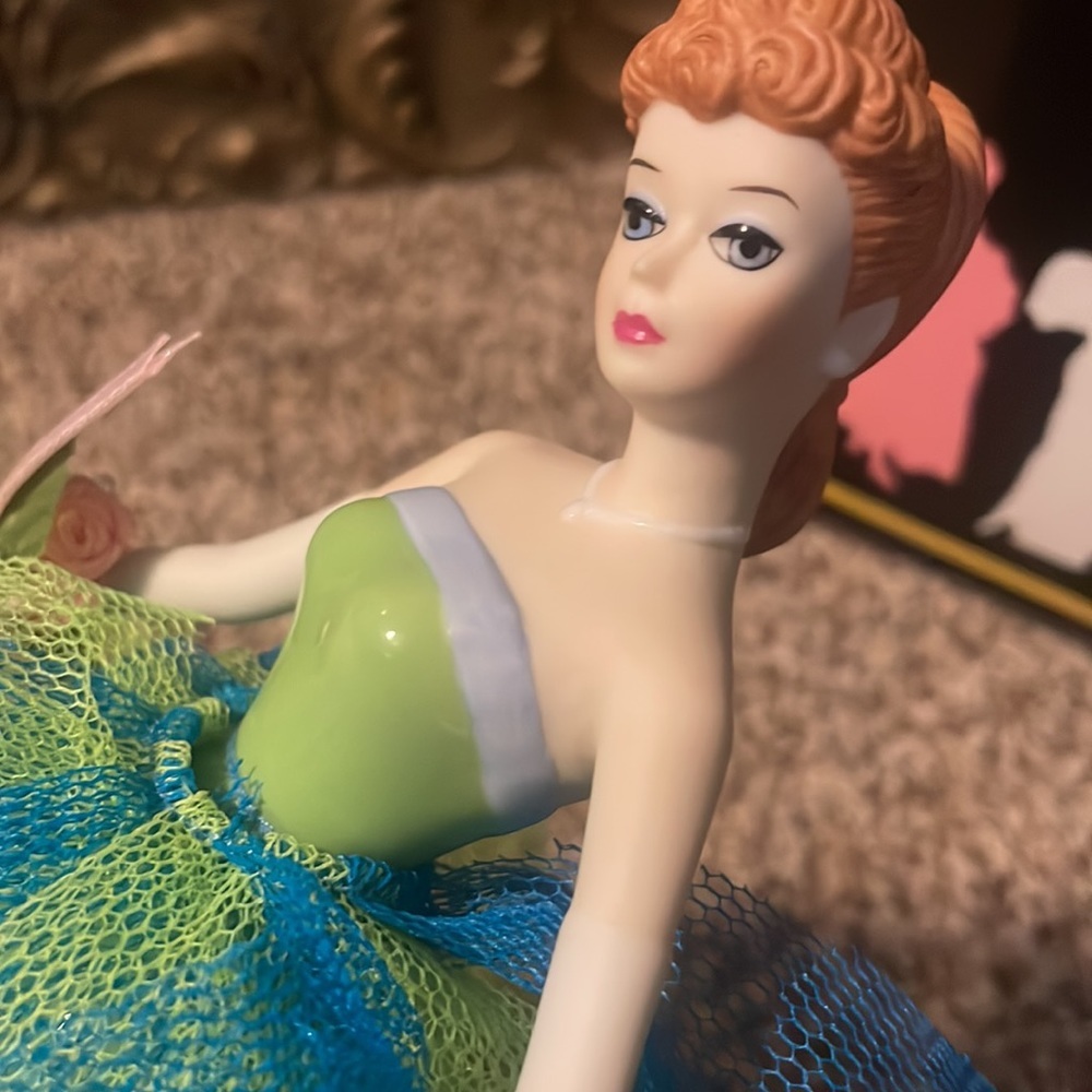 Barbie - 1963 Senior Prom Porcelain Musical figurine. (Reproduction 1994) - Picture 10 of 17